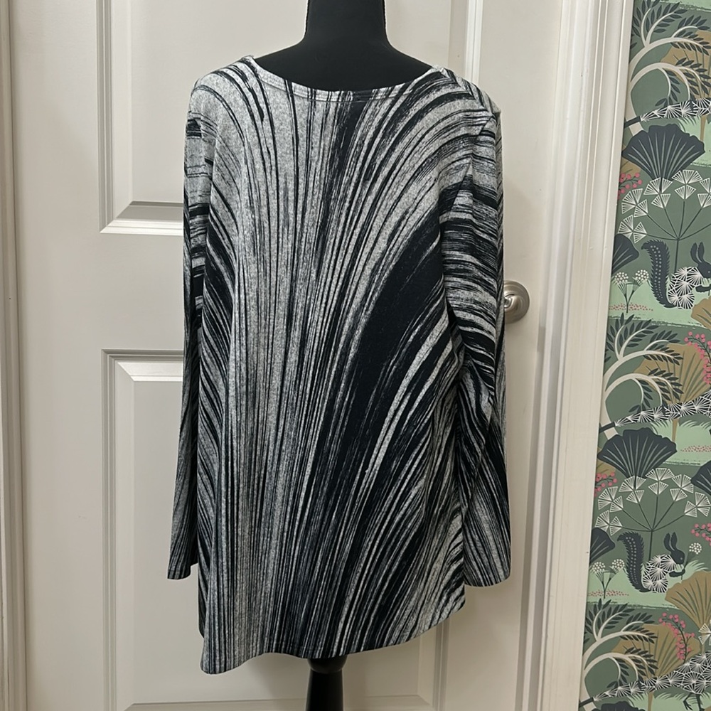 Gently worn B.L. E. U. knit Tunic 1X - Picture 5 of 6